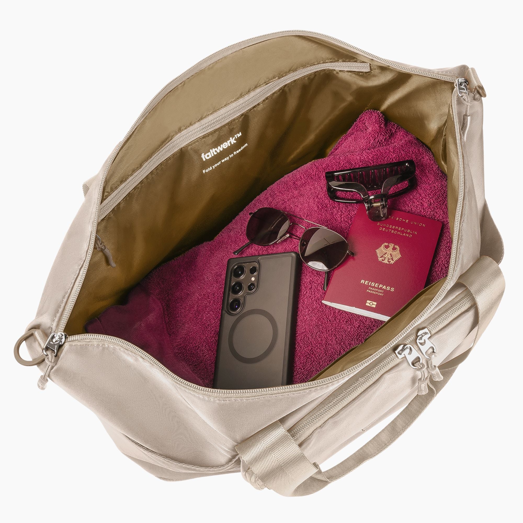 Innenansicht der Faltwerk Tasche Beige – viel Stauraum für Kleidung, Laptop und Essentials