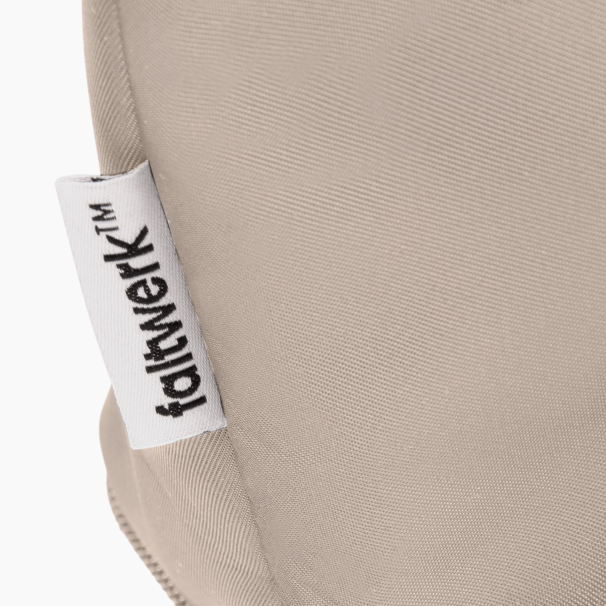 Logo Label der Faltwerk Tasche Beige – Premium Qualität und minimalistisches Design