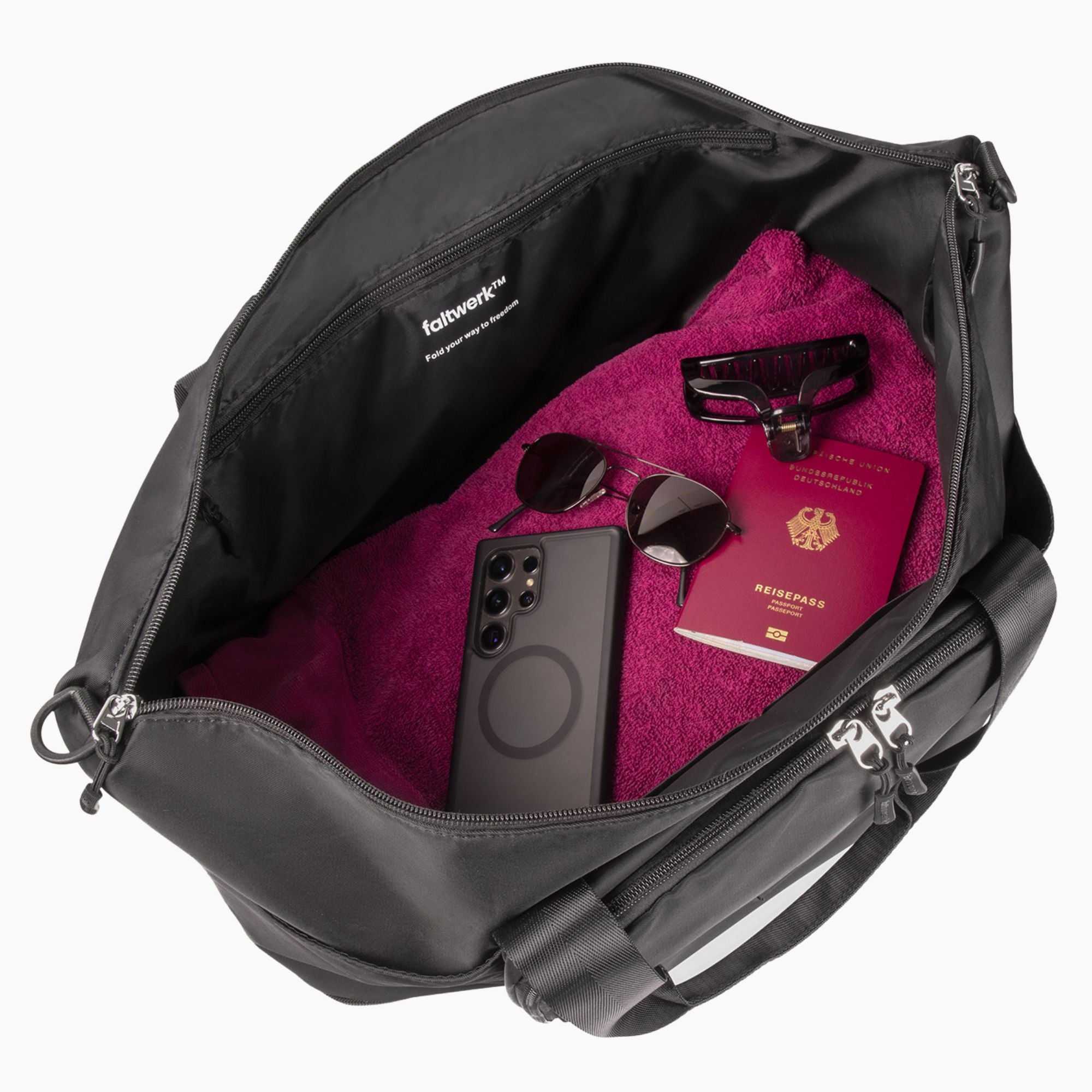 Innenansicht der Faltwerk Tasche Schwarz – viel Platz für Kleidung, Laptop und Reiseutensilien