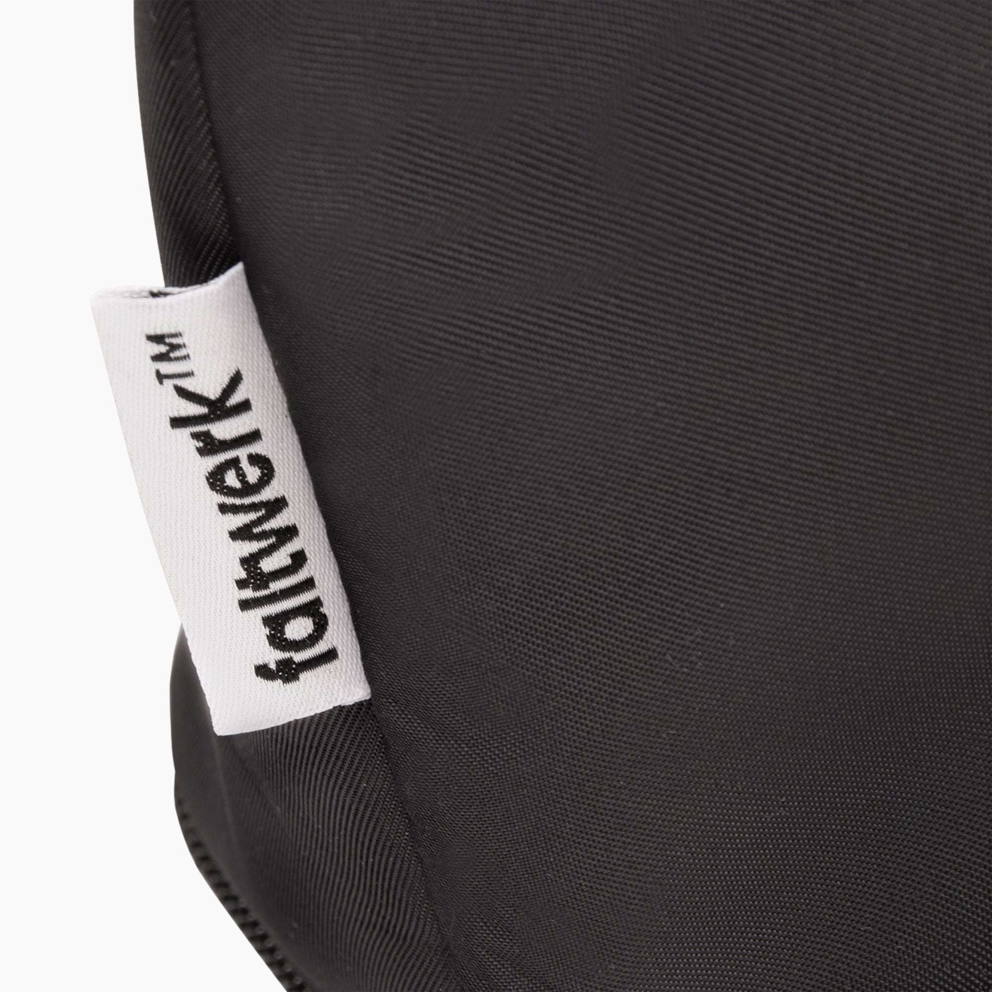 Logo Label der Faltwerk Tasche Schwarz – minimalistisches Premium Design
