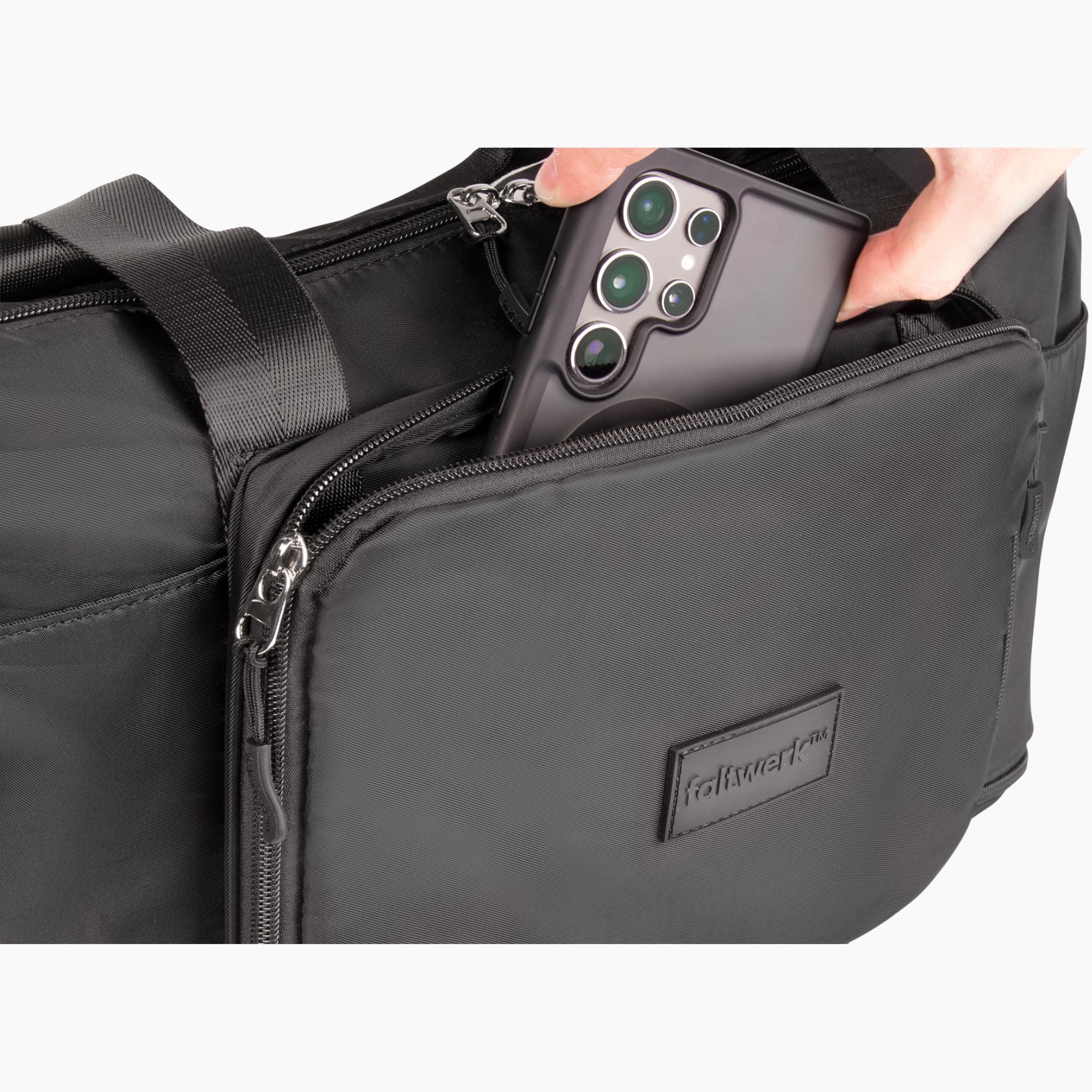 Vordertasche der Faltwerk Tasche Schwarz – sicherer Stauraum für Handy, Geldbörse oder Reisedokumente