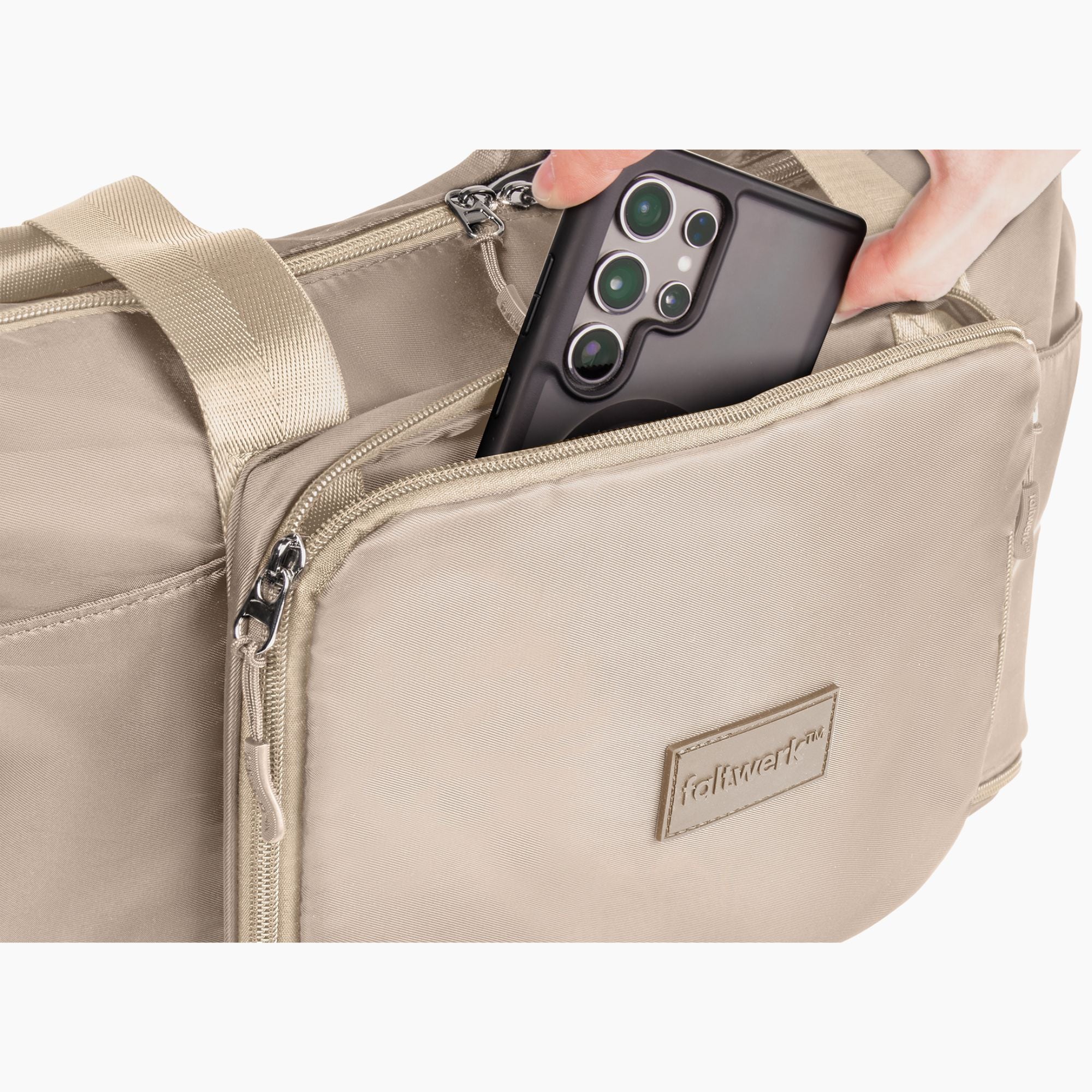 Vordertasche der Faltwerk Tasche Beige – schneller Zugriff auf Handy, Schlüssel oder Papiere
