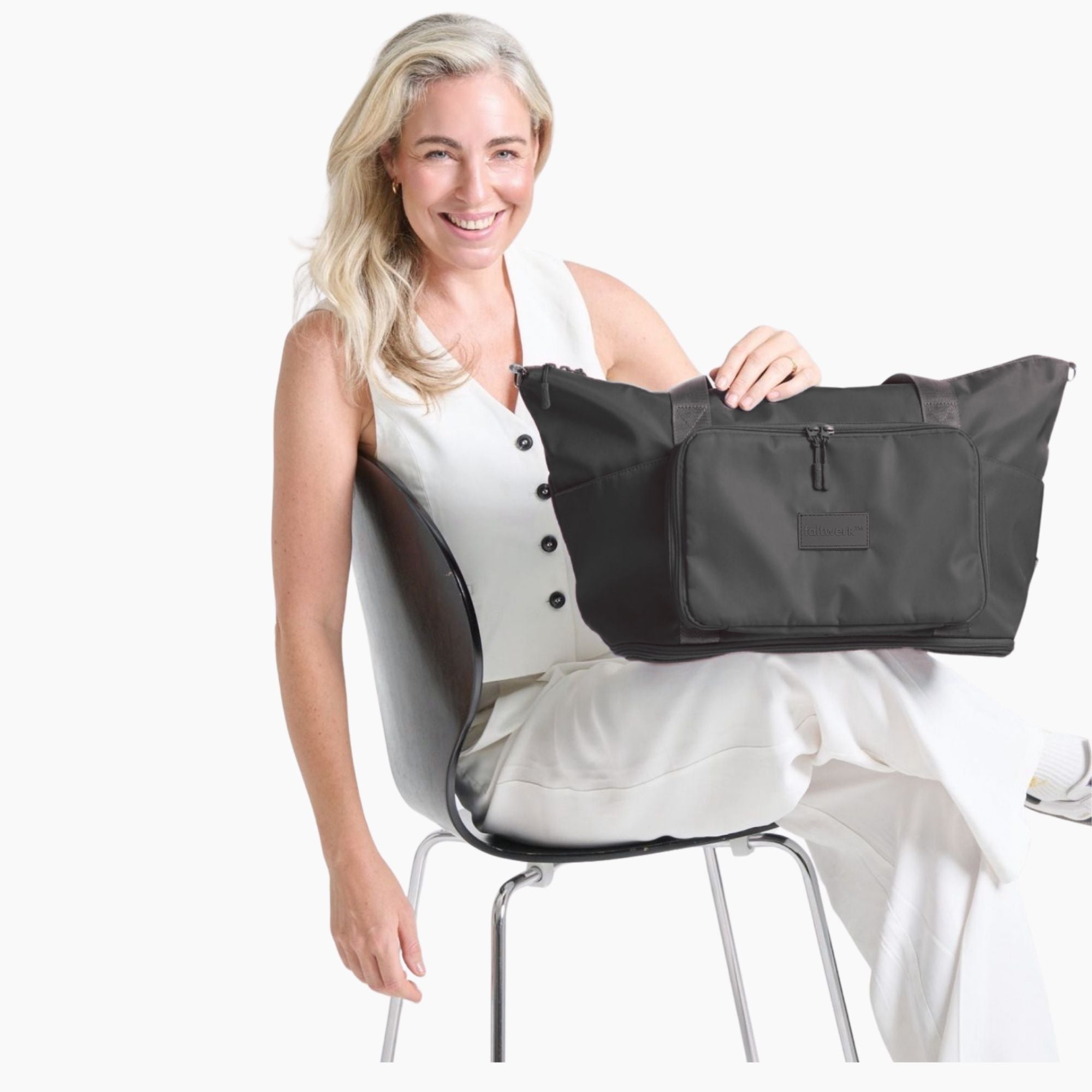 Faltwerk faltbare Reisetasche Schwarz – stilvolles Lifestyle-Bild, perfekt als Handgepäck